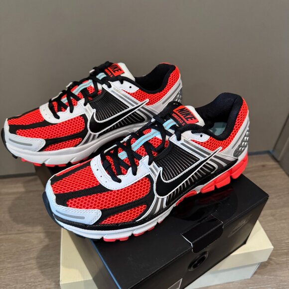 NIKE Zoom Vomero 5 SE Bright Crimson / Black - NIB sz 8.5